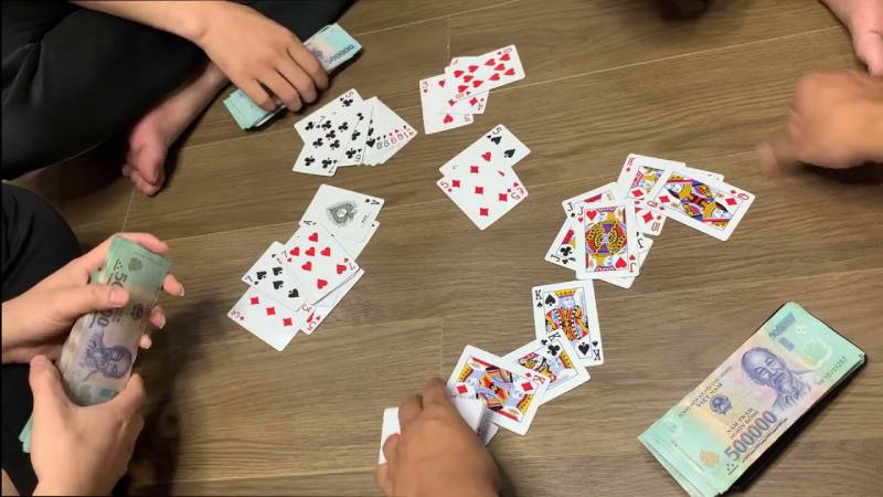 Dồn bài cuối ván để tạo bất ngờ